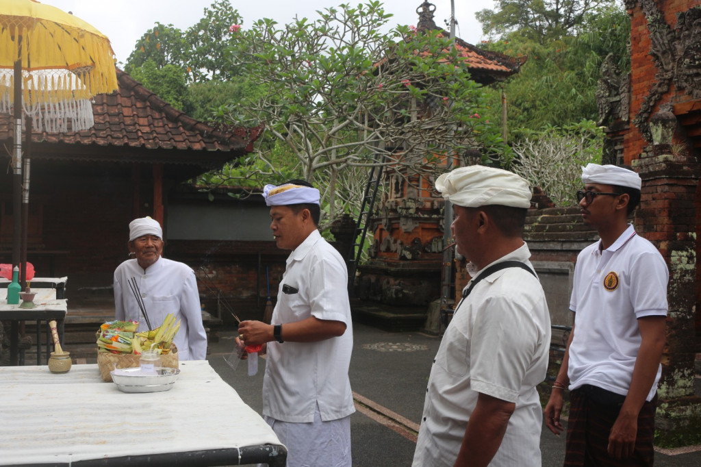 "Mendak Tirta" Khayangan Tiga Eedan Karya Pemahayu Desa lan Pujawali Kantor Desa Dalung